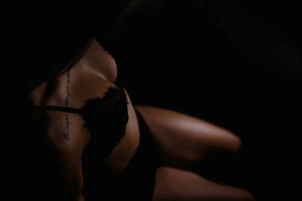 黑色性感内衣的妇女在黑暗的房间 — 图库照片