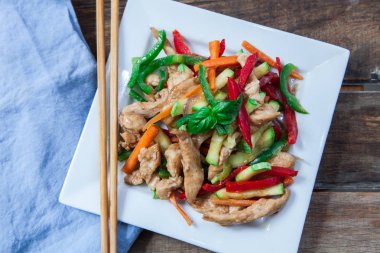 tavuklu ve sebzeli soya soslu tavuk.