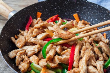 tavuklu ve sebzeli soya soslu tavuk.