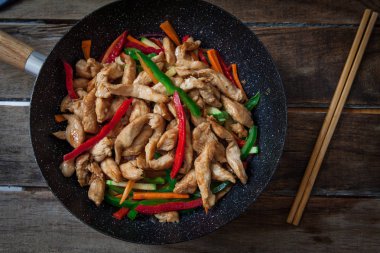 tavuklu ve sebzeli soya soslu tavuk.