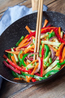 tavuklu ve sebzeli soya soslu tavuk.