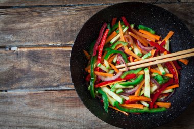 tavuklu ve sebzeli soya soslu tavuk.