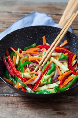 tavuklu ve sebzeli soya soslu tavuk.