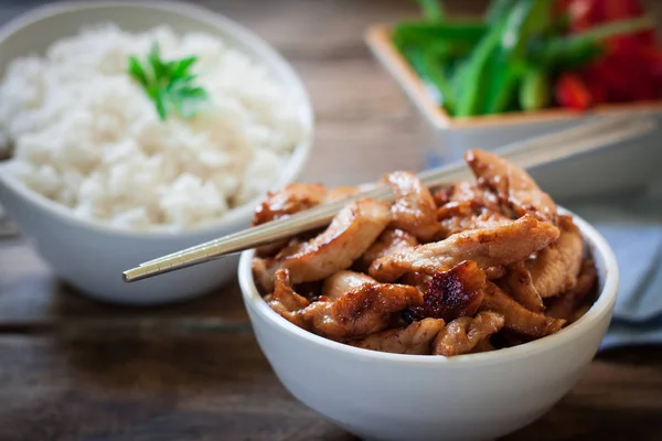 醤油と米との仕事のためのタブレットのボウルと中国の鶏 — ストック写真