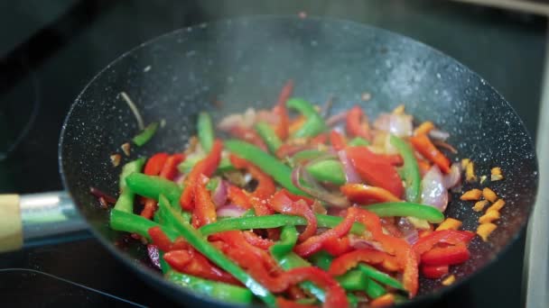 在炒锅上准备鸡肉和蔬菜 — 图库视频影像
