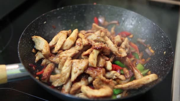 在炒锅上准备鸡肉和蔬菜 — 图库视频影像