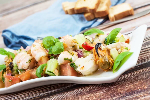 Fischsalat Mit Frischen Garnelen Und Gemüse — Stockfoto