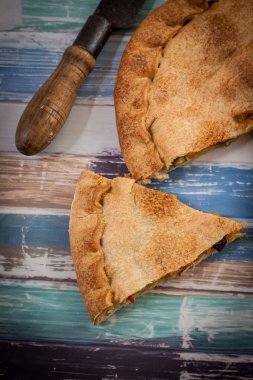 sebze pasta puf eski bıçak ile masada