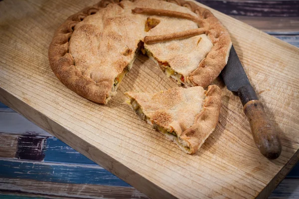 Pâte Aux Légumes Bouffée Sur Table Avec Vieux Couteau — Photo