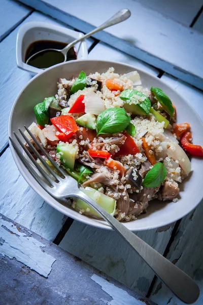 Hot Wok Med Quinoa Och Blandning Färska Grönsaker — Stockfoto
