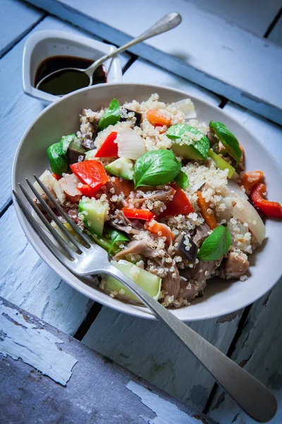 quinoa ve taze sebzeler karışımı ile sıcak wok