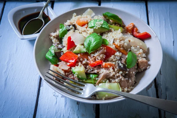 Hot Wok Med Quinoa Och Blandning Färska Grönsaker — Stockfoto