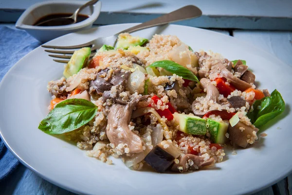 quinoa ve taze sebzeler karışımı ile sıcak wok