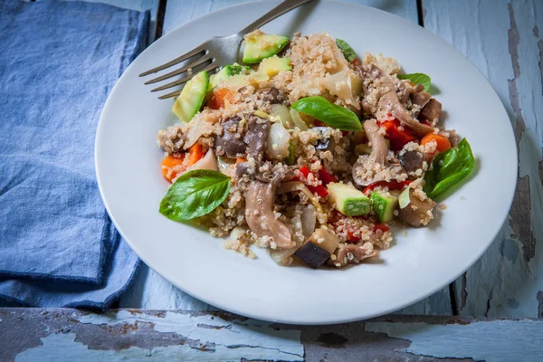 quinoa ve taze sebzeler karışımı ile sıcak wok