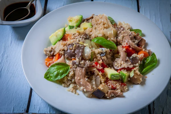 quinoa ve taze sebzeler karışımı ile sıcak wok