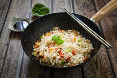 Çin kızarmış pilav tavuk ve sebze ile