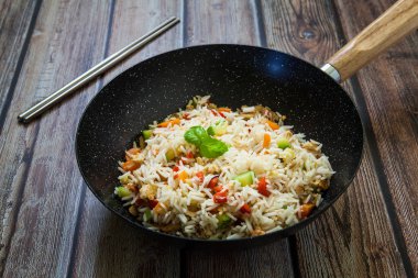 Çin kızarmış pilav tavuk ve sebze ile