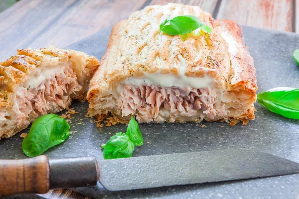 Pasta Sfoglia Fresca Salmone Sul Tavolo Nero — Foto Stock
