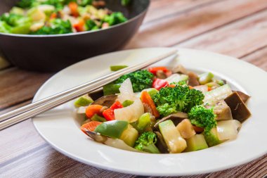 styrfry Çin tarzı sebze yemek çubuğu ile wok