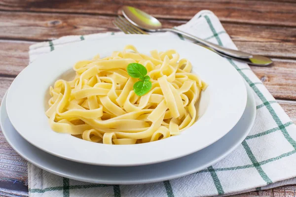 Tagliatelle Beyaz Tabakta Yemek Için Hazır — Stok fotoğraf