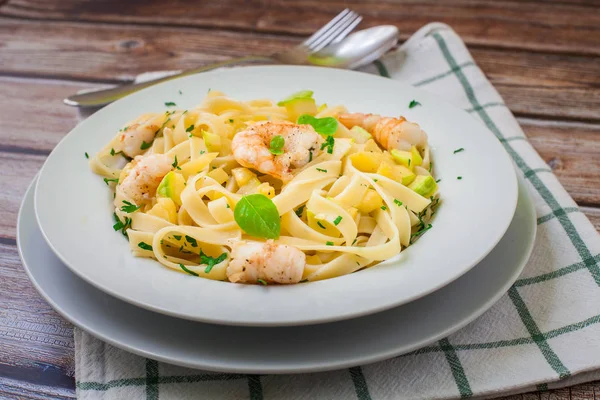 Tagliatelle Plato Blanco Listo Para Comer — Foto de Stock