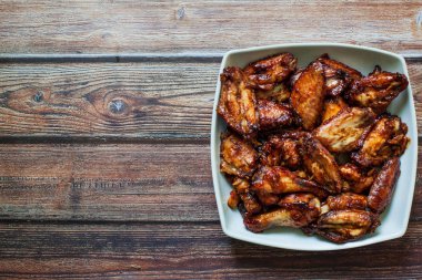 kase üzerinde sıcak Barbekü soslu tavuk kanadı kavrulmuş