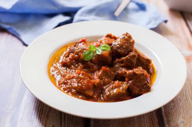 Kuzu eti ile baharatlı sos ve pirinç