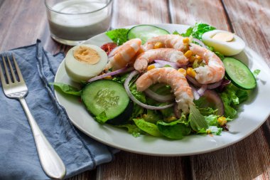 haşlanmış yumurta ve salatalık taze karides salatası