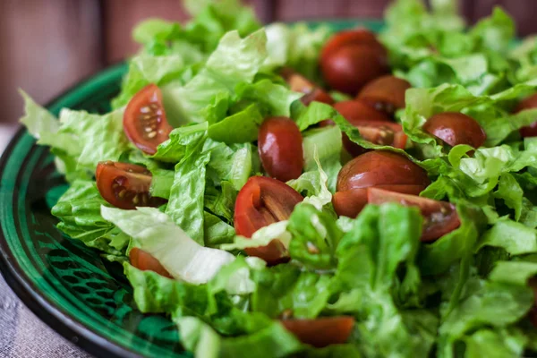 Salat Veganen Stil Mit Salat Und Frischen Tomaten — Stockfoto