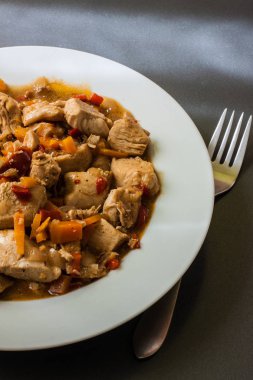 Beyaz tabakta Sebzeli tavuk masala köri