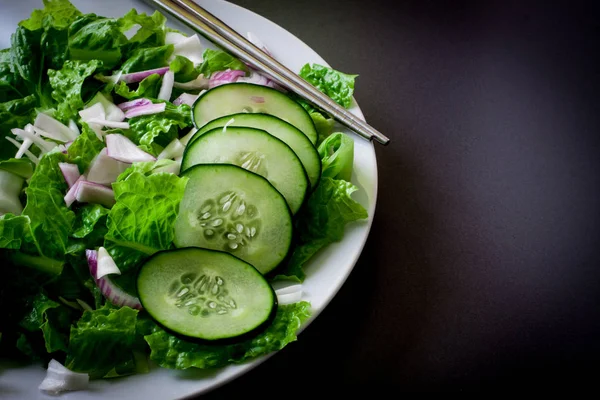 Grüner Salat Auf Weißem Teller Mit Essstäbchen — Stockfoto