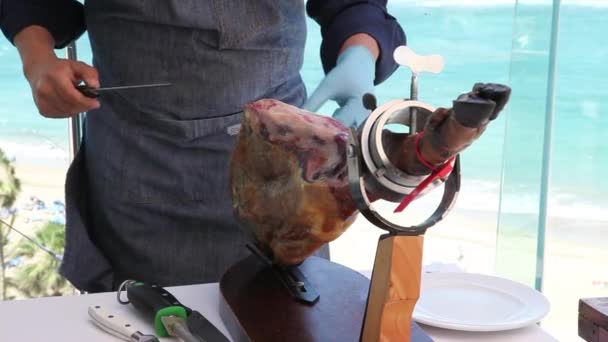 Man Voorbereiden Snijden Van Rode Ham — Stockvideo