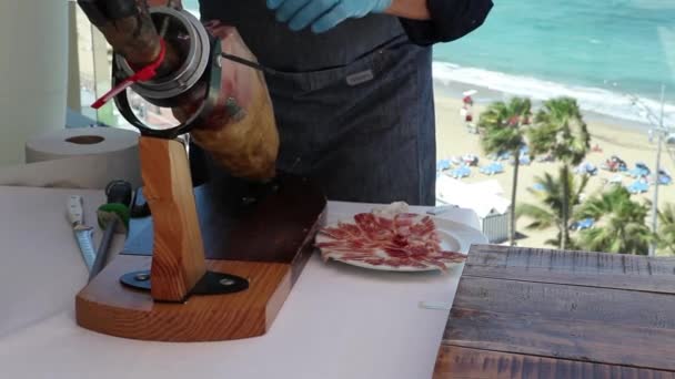 Uomo Preparazione Taglio Prosciutto Rosso — Video Stock