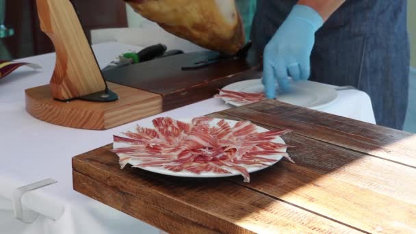 Hombre Preparando Cortando Jamón Rojo — Vídeos de Stock