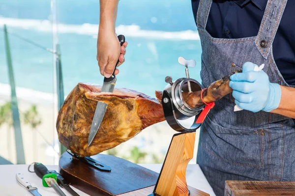 Man snijden Ham — Stockfoto