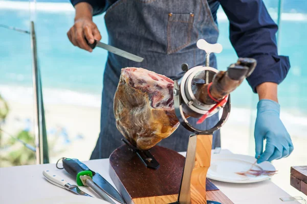 Man cutting ham — Stock Photo, Image