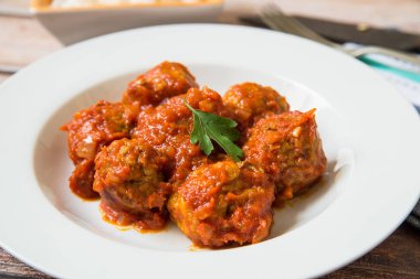 Köfte domates üzerinde