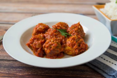 Köfte domates üzerinde