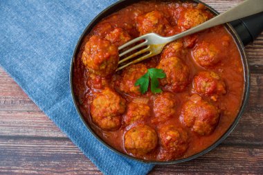 Köfte domates üzerinde