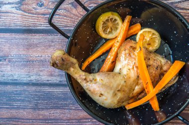 Tavada tavuk bacağı