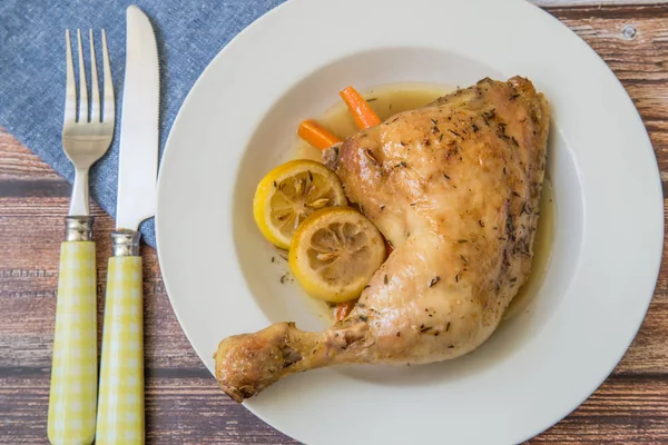 Gamba di pollo con carote — Foto Stock