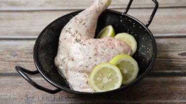 Tavuk bacağı hazırlama ve baharatlama