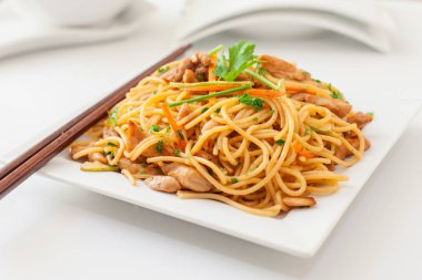 tavuk kızarmış erişte