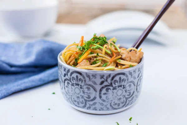 Chicken fried noodles — Stock Photo, Image