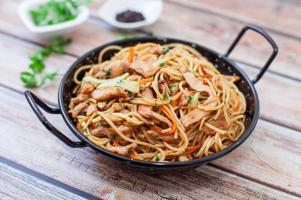 Fideos fritos de pollo —  Fotos de Stock