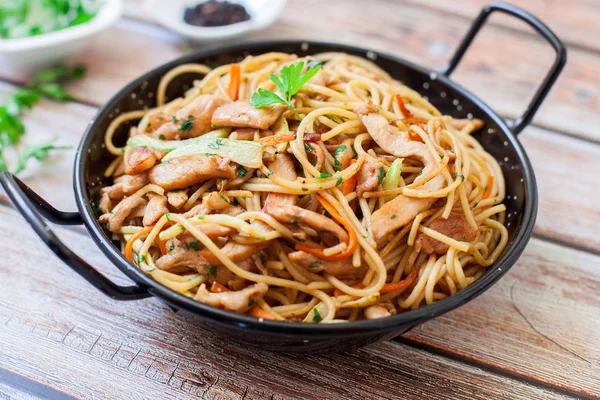 Fideos fritos de pollo —  Fotos de Stock