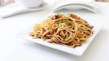 sebzeler ile Çin tarzı tavuk kızarmış noodle