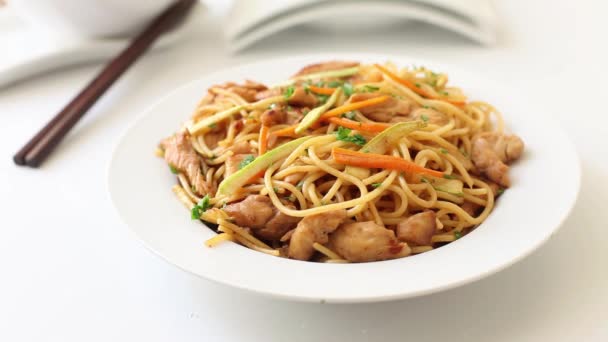 Macarrão Frito Frango Estilo Chinês Com Legumes — Vídeo de Stock