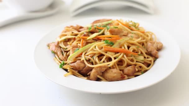 Macarrão Frito Frango Estilo Chinês Com Legumes — Vídeo de Stock