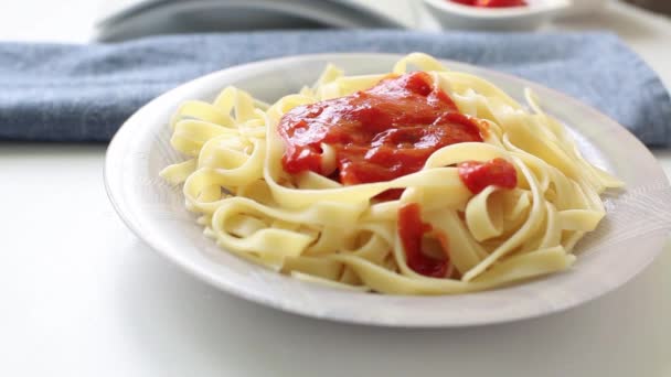 Preparare Una Speciale Pasta Italiana Con Sugo — Video Stock